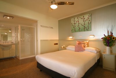 Bedroom-of-Seabreeze-1-Bedroom-Cabins Bedroom-of-Seabreeze